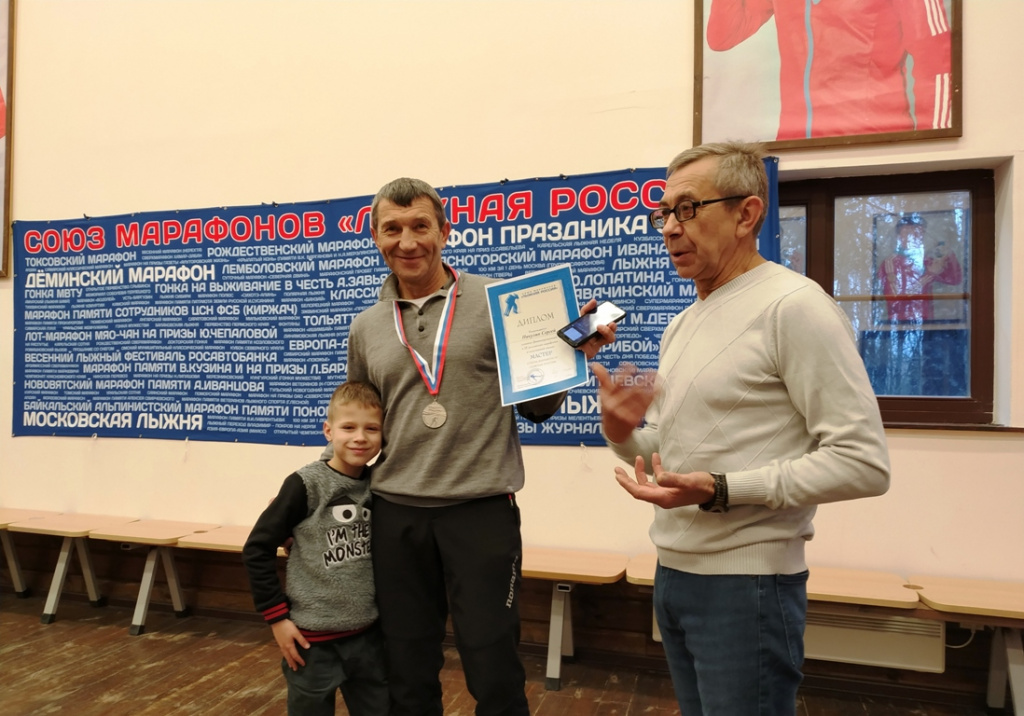 Сергей Пакулин приехал на награждение из Санкт-Петербурга вместе с внуком.