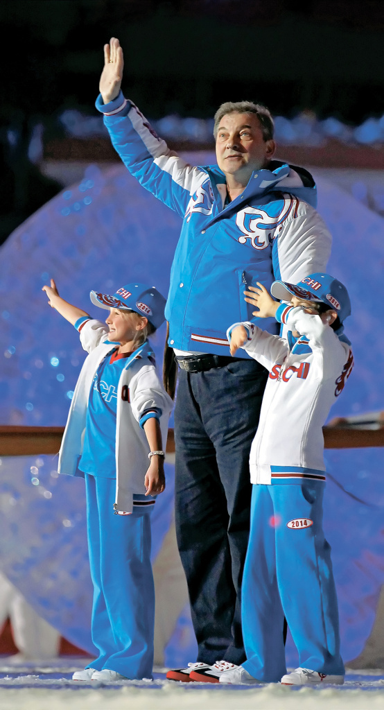 Наш прославленный хоккеист Владислав Третьяк вместе с детьми выступил на церемонии закрытия Олимпиады послом Сочи-2014. 
