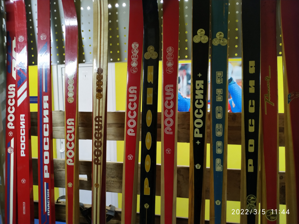 Богатая коллекция деревянных лыж Россия – когда-то очень популярных в СССР.
