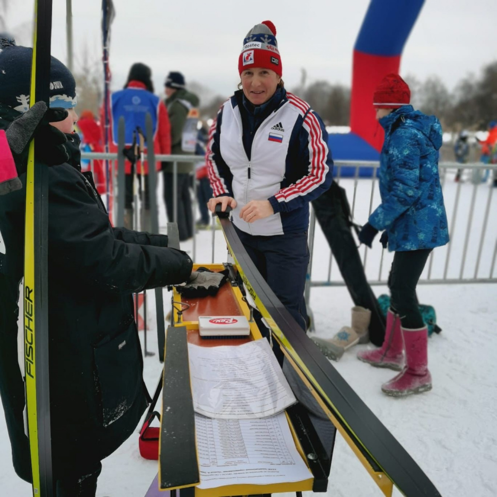 Двукратная чемпионка мира Ольга Завьялова готовит лыжи, возможно, для своих воспитанников из детской спортивной школы, а быть может, и для своих детей, которые тоже приняли участие в этих соревнованиях. 
