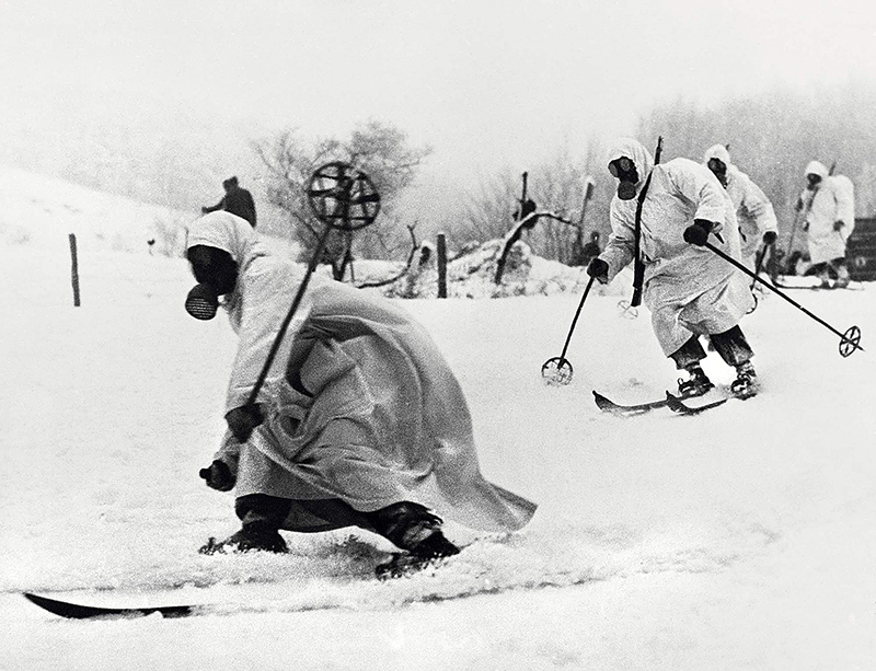 Финские лыжники во время передвижения в противогазах. Оснащение финнов, равно как и уровень лыжной подготовки существенно превосходили уровень советских солдат.