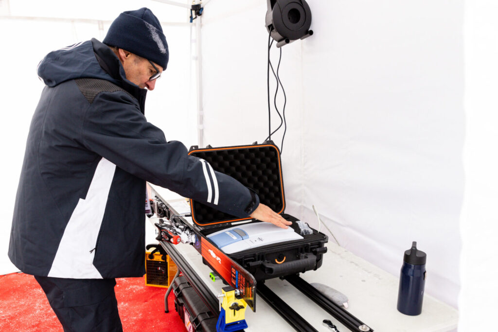 Аугусто Джилио за процедурой тестирования на Кубке мира в австрийском Зольдене, где случилась первая громкая дисквалификация элитной горнолыжницы за содержание фтора на лыжах