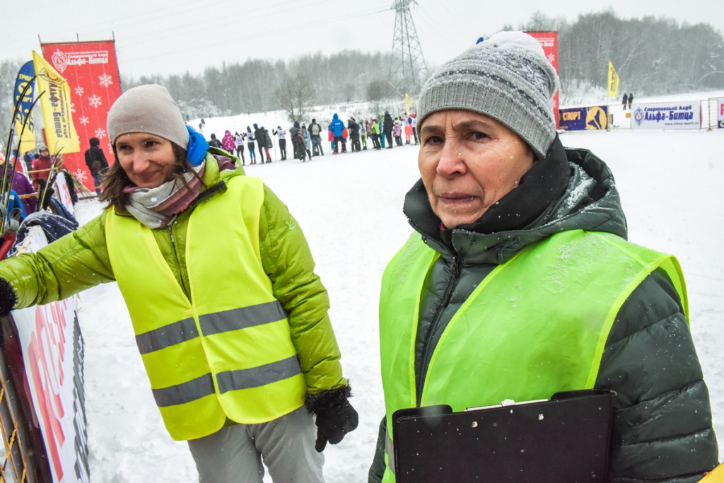 Фото 32. Судейская бригада за работой. Контролируют допуск участников в стартовый городок.