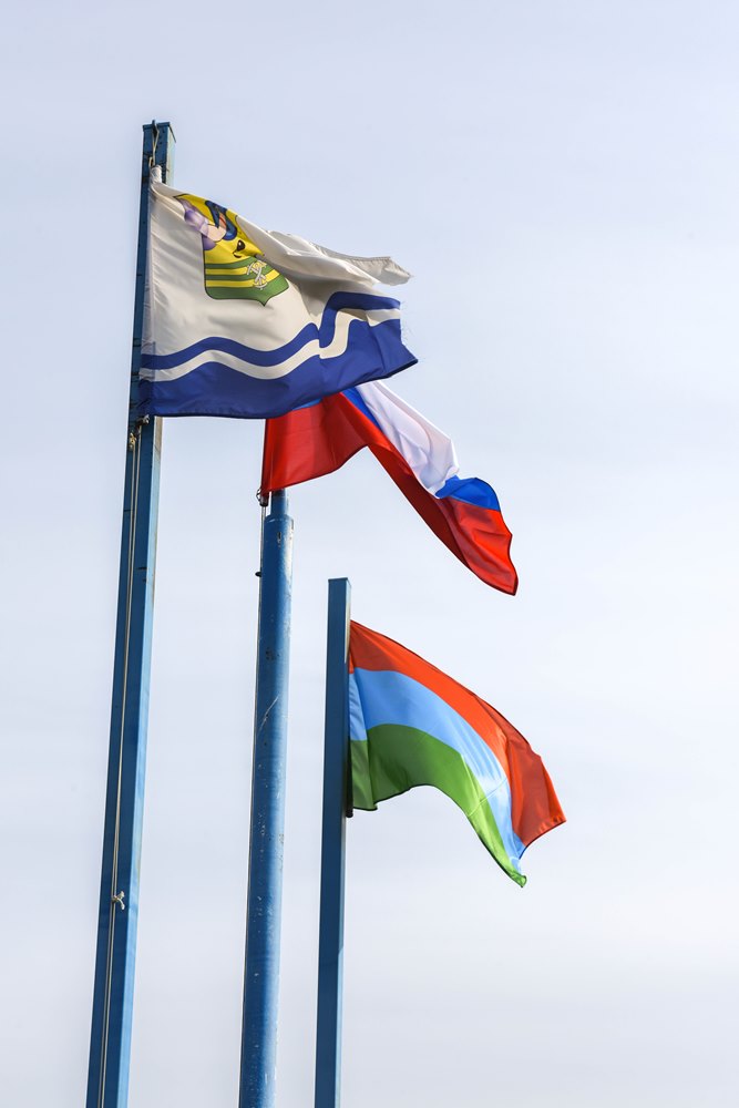 Фото 21. На флагштоках флаги города Петрозаводска, России и Республики Карелия. 
