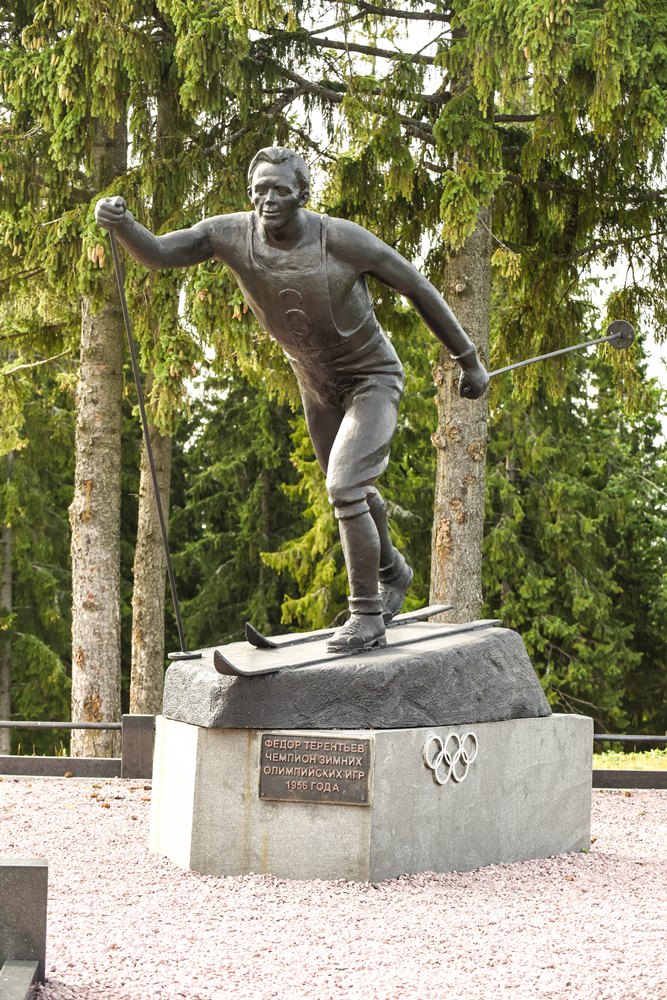 Фото 3. Памятник именитому земляку – одному из первых олимпийских чемпионов зимних Олимпийских игр Фёдору Терентьеву. 