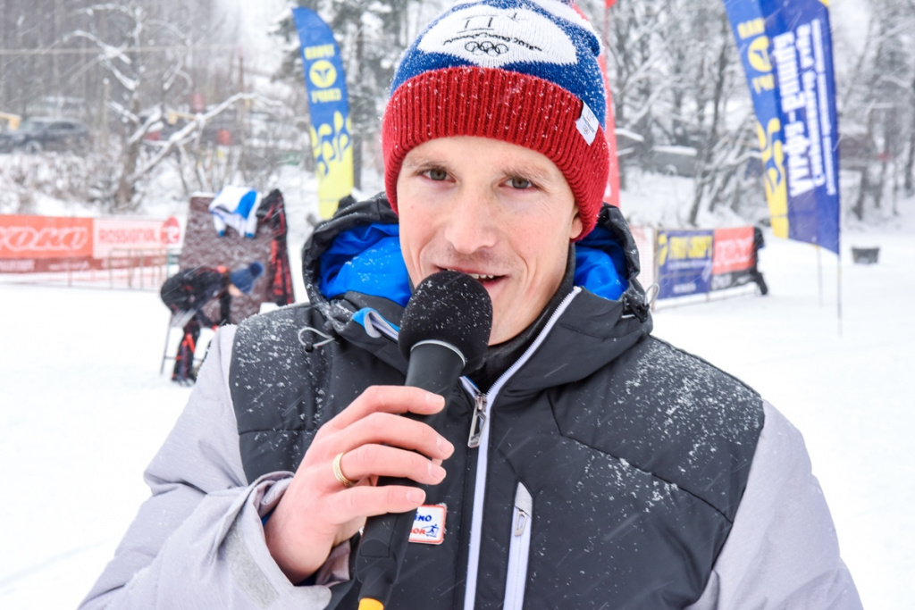 Фото 1. Ведущим и слышимым для всех участников и гостей голосом на этих соревнованиях был Андрей Арих – журналист и теле-радио комментатор, освещающий многие спортивные лыжные события на теле и радиоканалах.