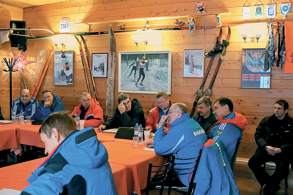В лыжном музее Подолино капитаны команд на заседании перед соревнованиями на первенство ЦФО.