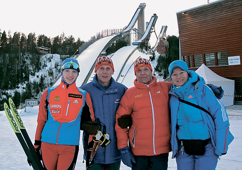 С дочерью Катей, а также с Альбертом Леонидовичем Вахрушевым и Павлом Матвеевичем Виролайненом на фоне знаменитых лахтинских трамплинов и музея лыжного спорта.