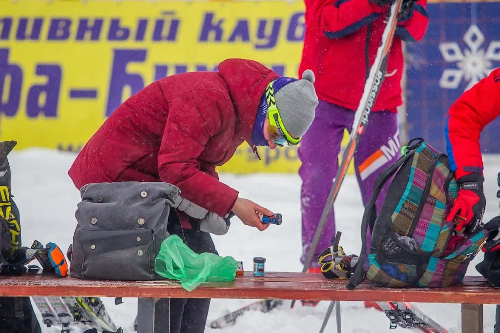 Глеб Салов Уходящая натура. Всё реже и реже мы видим на классических гонках использование держащих мазей. Но на Гонке МВТУ с набором высоты под тысячу метров на 50 км даблполинг - удел лидеров. Простые смертные по старой памяти достают из загашников держащие мази...