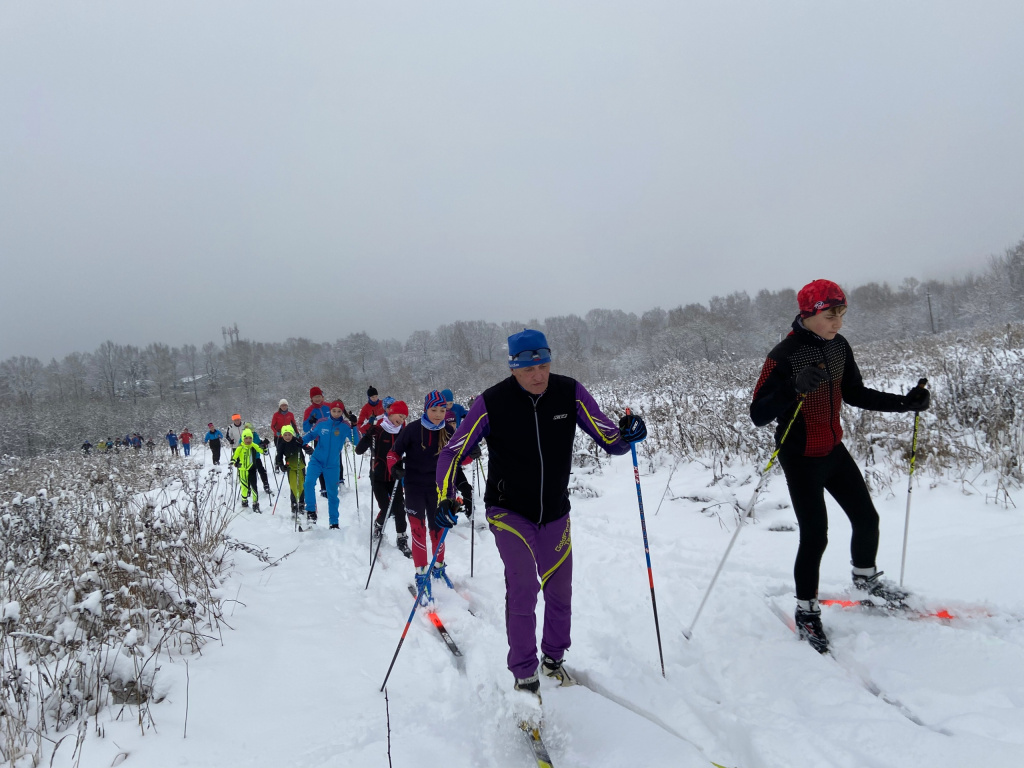 Воспитанники ЛК «Ново-Переделкино» с тренером Шишкиным В. Н. на тренировке на лыжной трассе.