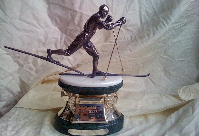 Кубок «Дуатлон-трофи» для победителя в мужском зачёте. Изображает короля лыж Владимира Кузина.