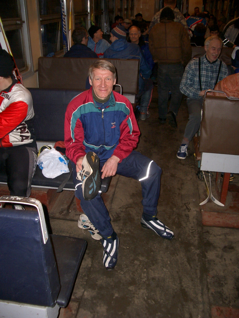 Каждый год Сергей Поляков дарит электричке «Москва –Зеленоград» одну пару старых кроссовок.
