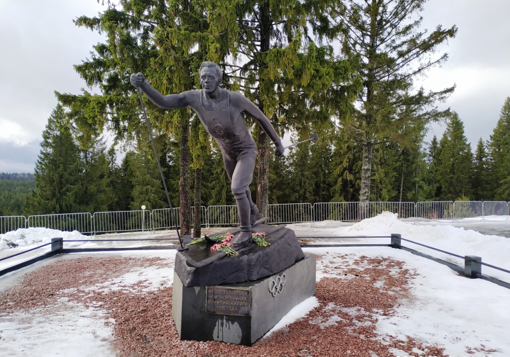 Памятник олимпийскому чемпиону 1956 года Фёдору Терентьеву перед зданием лыжной базы в Кургане.