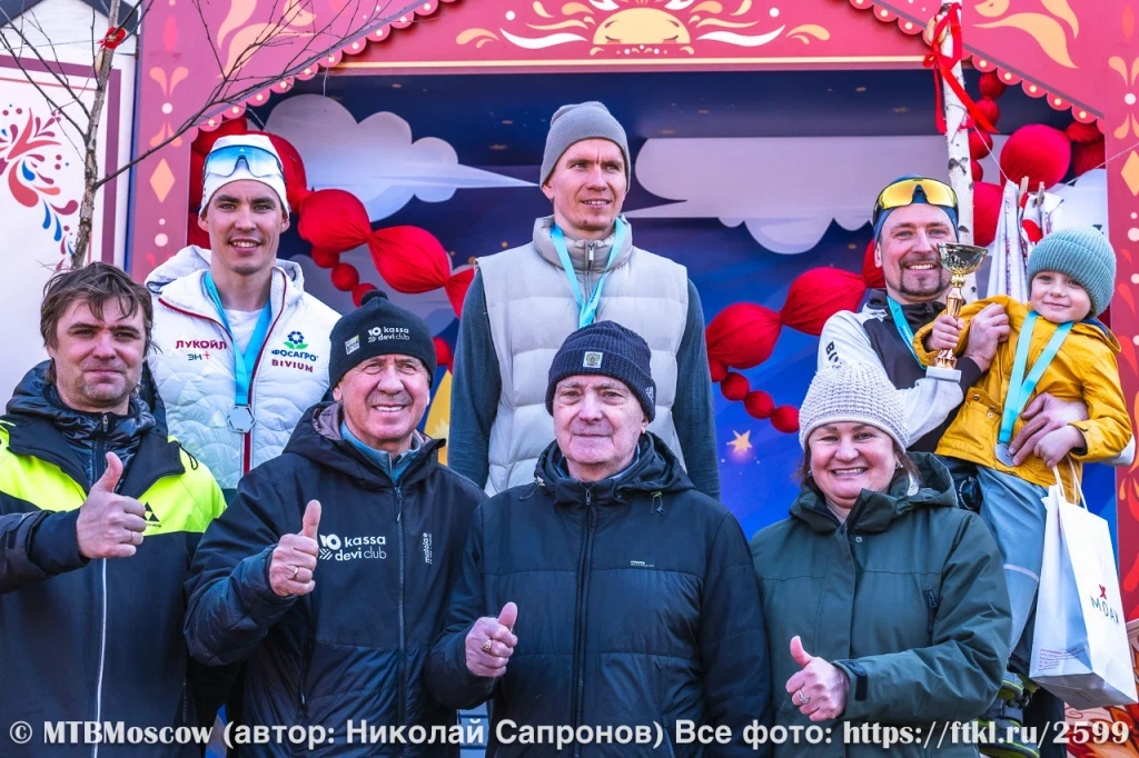 Николай Сапронов Вверху: А.Терентьев, А.Большунов, А.Барышников.Внизу: Алексей Воропаев, Михаил Девятьяров-ст., Леонид Воропаев, Светлана Нагейкина.
