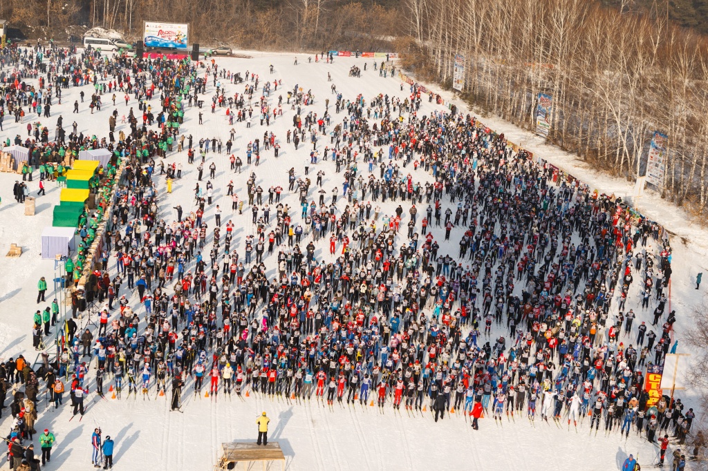 Через несколько мгновений будет дан официальный старт Лыжного праздника.
