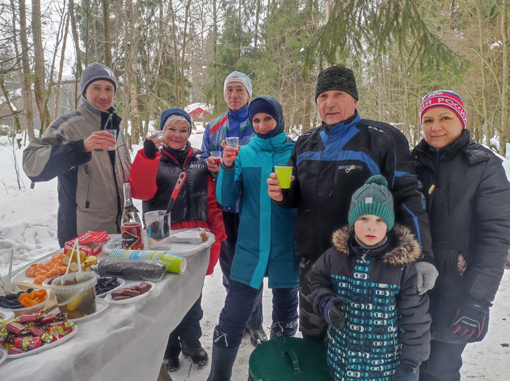 Волонтеры на пункте питания в ГАБО. Григорий Орлов, Алена Александрова, Владислав Злобин, Мария Поселова, Геннадий Фищенко с внуком Демидом и Надежда Сорокина.