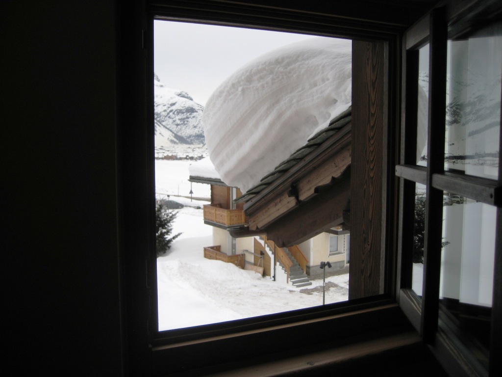 А это - вид из окна нашей гостиницы. Мне показался симпатичным этот снежный клобук на крыше крыльца отеля. 