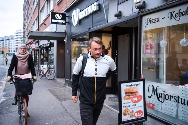 Петтер Нортуг на улицах Майорстуена в Осло. После интервью с VG он отправляется в Хамар на лекцию вместе с лыжным историком Туром Готаасом.