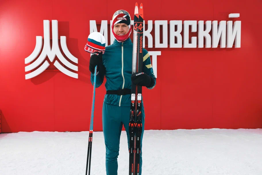 Александр Большунов - победитель субботней 10-километровой гонки "Лыжни России". 