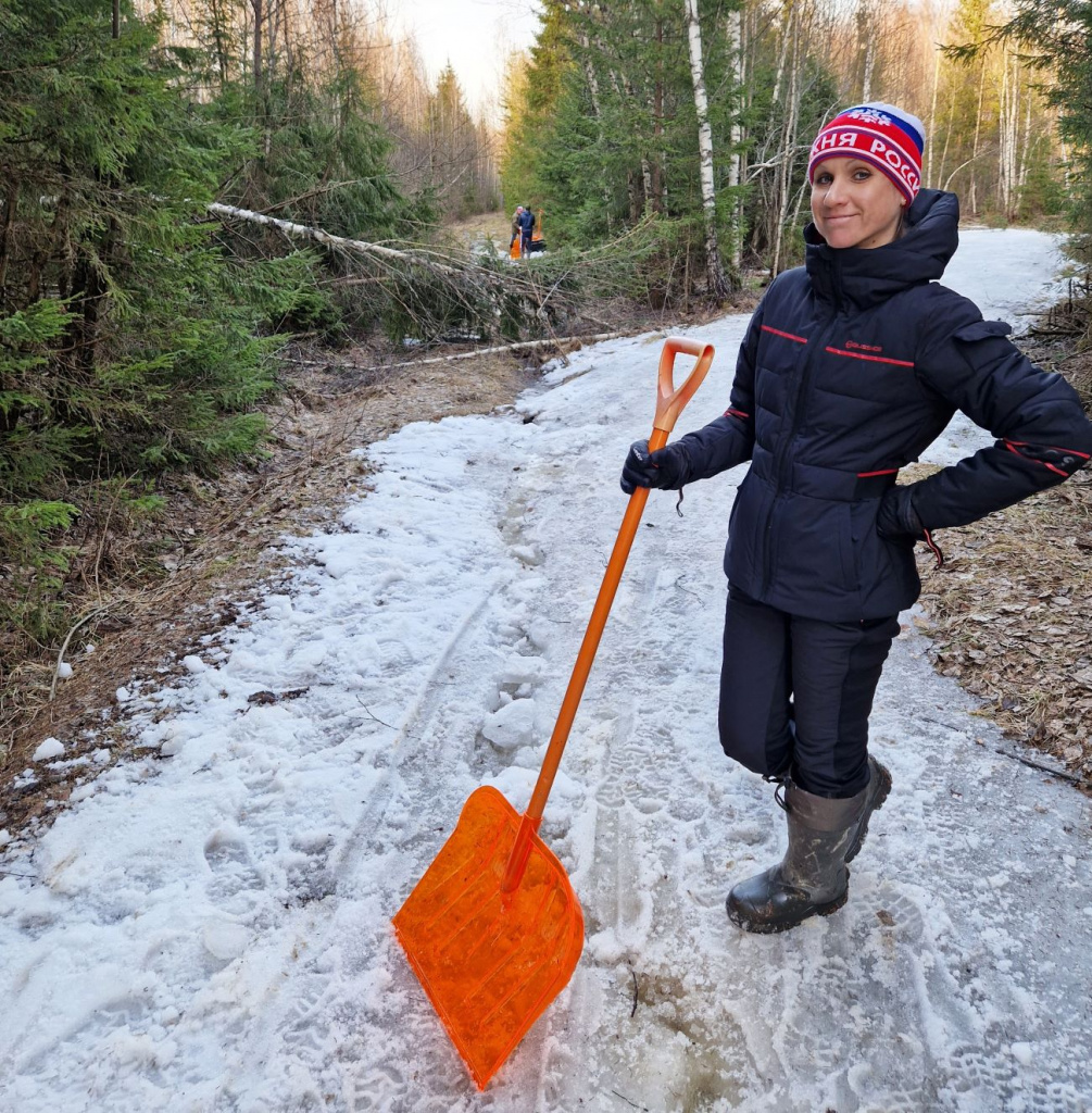 Подготовка трассы. На фото: волонтер Мария Поселова. На заднем плане: волонтеры собирают самый последний снег для трассы...