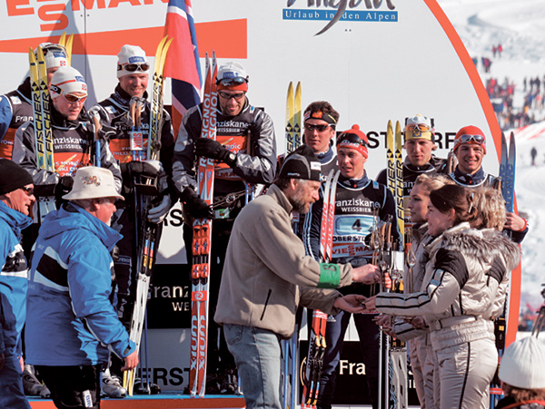 Живая легенда мировых лыжных гонок швед Томас Вассберг был почётным гостем чемпионата, вручавшим награды гонщикам после эстафетной гонки.