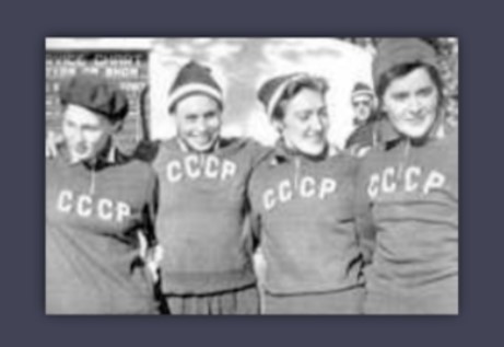 Алевтина Колчина, Мария Гусакова, Любовь Баранова, Радья Ерошина после 10 км олимпийской гонки.