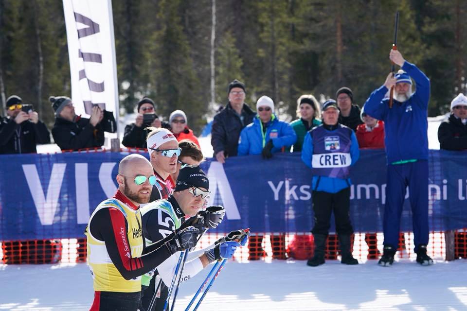 Торд Асле Йердален, Антон Карлссон и Мортен Эйде Педерсен на старте гонки. Обладатели цветных маек стояли на старте чуть впереди остальных. Старт гонки выстрелом из ружья дает легендарный финский лыжник, олимпийский чемпион Юха Мието