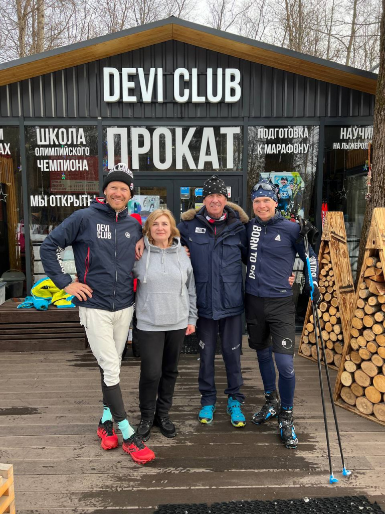 Михаил и Валентин со своими родителями на фоне клуба Devi club в Одинцово.