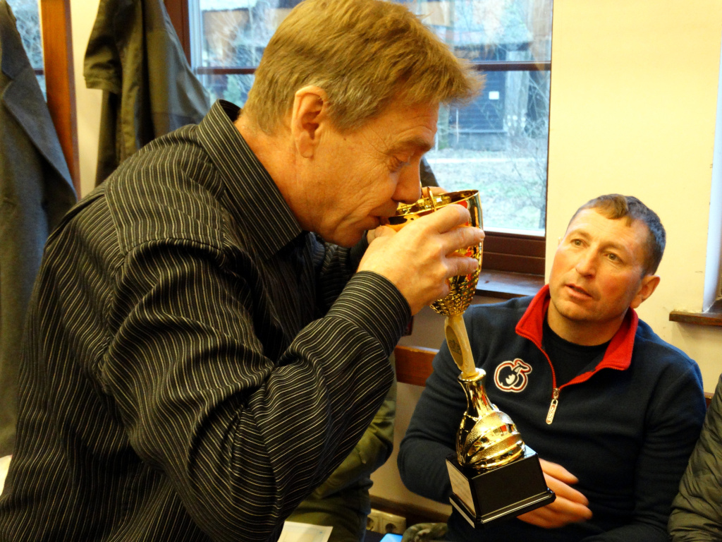 И как было не наполнить такой кубок чем-нибудь покрепче чая? 