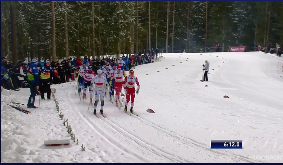 Позади два километра первого этапа, пока все идут плотно, но россияне уже встали во главе пелотона. 