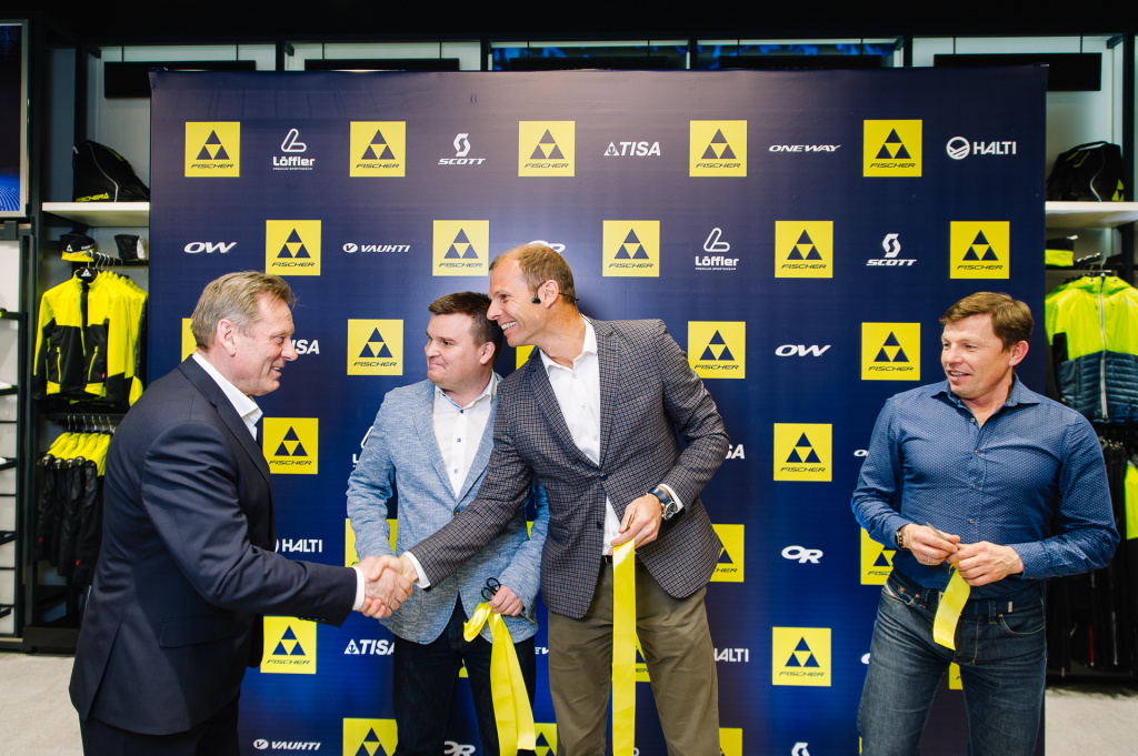 1. Александер Шахнер и Александр Завьялов поздравляют друг друга с началом ещё одного большого и важного дела для их компании. 