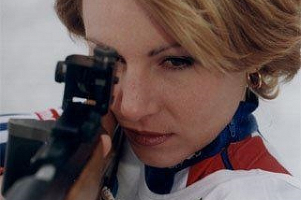 Альбина Ахатова с винтовкой
