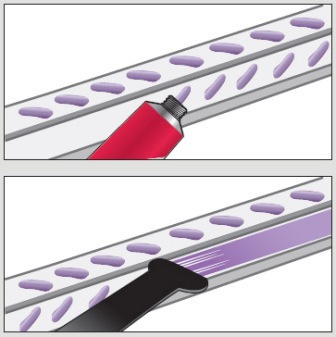 Из архива редакции Нанесите жидкую лыжную мазь довольно жирными мазками на колодку лыжи и затем равномерно разровняйте мазь по лыже скребком.После растирания скребком у вас должен получиться слой мази толщиной примерно в миллиметр. После это лыжи обязательно нужно вынести на улицу на 3 – 5 минут и заморозить мазь. Если вы выйдете из тёплого помещения и сразу же встанете на лыжи, вы можете содрать мазь при первых же шагах по жёсткому снегу.