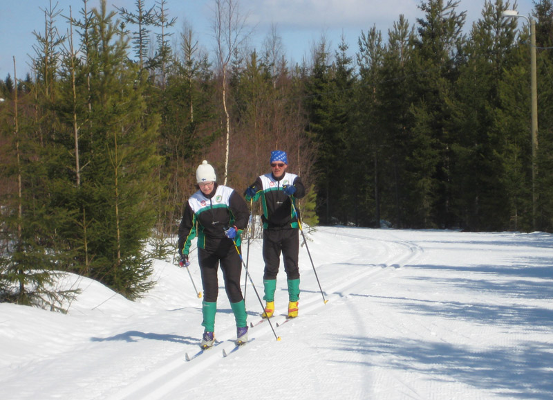 Иван Исаев Выбрать лыжи с насечкой или лыжи, которые подразумевают использование лыжной мази – дело ваше. Главное, не откажите себе в этом чуде – возможности скользит по весенней лыжне с вашим спутником или спутницей, как в данном случае делают эти пожилые финны в Вуокатти. Обратите внимание – муж с женой одеты в одинаковые костюмы. За рубежом это сейчас модно – при таком варианте члены семьи (особенно если с детьми) выглядят как одна команда.
