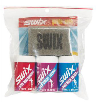 Из архива редакции Отличный пример экономичного набора для смазки лыж, названный в честь короля лыж, многократного чемпиона мира и Олимпийских игр Гунде Свана (Gounde pack). Включает красную лыжную мазь (+1 – 0), фиолетовую лыжную мазь (0 – 3), синюю лыжную мазь (-1 – 7) и синтетическую пробку-растирку. Этого комплекта хватит за глаза на все случаи жизни, кроме весенних «мокрых» дней, но о «мокрых» днях – чуть ниже.