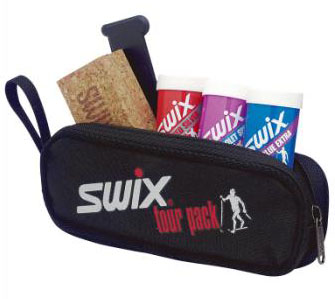Из архива редакции Очень хороший чуть более «продвинутый» набор мазей и аксессуаров для смазки лыж от фирмы «Swix». Кроме трёх мазей, натуральной пробки и пластикового скребка он содержит и очень удобную сумку-косметичку на молнии. В такой сумке мази никогда не испачкают вам одежду, да и потеряться им среди вашего багажа будет значительно сложнее.