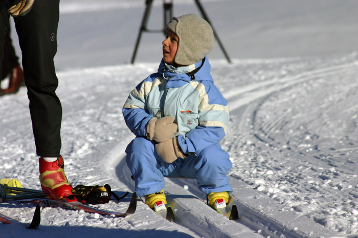 Хорошие лыжи, качественные крепления и комфортные лыжные ботинки – вот что нужно вашему малышу для того, чтобы в любой ситуации чувствовать себя абсолютно свободно.