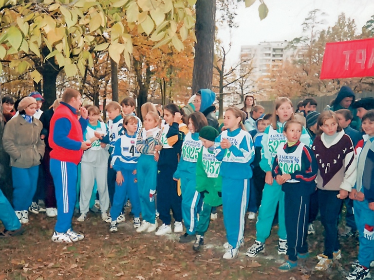 Дзержинский, 1999 год. Юрий Каминский организует городские школьные соревнования по кроссу. На старте — девочки.
 фото: из семейного архива.