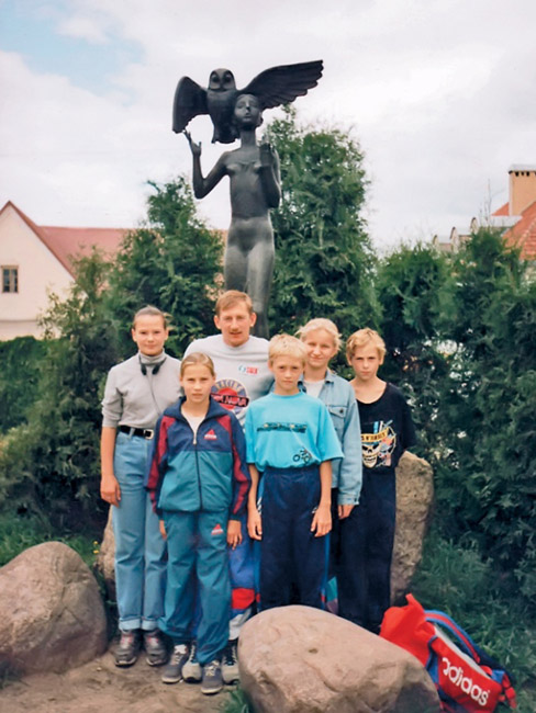 Минск, Троицкое поместье, 1994 год. Первый сбор экспериментальной группы школьников под руководством учителя физкультуры местной дзержинской общеобразовательной школы №4 Юрия Каминского в Раубичах. На переднем плане — Аня Белова и Никита Крюков... Пройдёт чуть более десяти лет и благодаря совместным усилиям тренера и воспитанников Аня попадёт в молодёжную сборную России, а Никита вскоре станет членом национальной сборной страны.
 фото: из семейного архива.