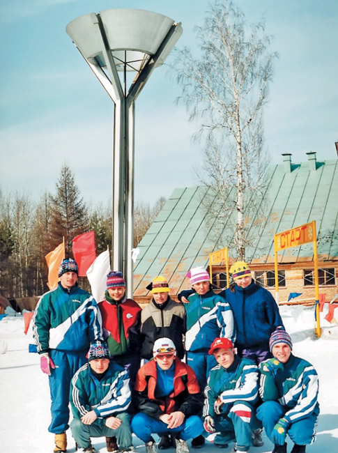 Томск, 1996 год. Юрий Каминский вместе со сборной командой Москвы на первенстве России. Вверху слева направо: Юрий Каминский, Ольга Воробьёва, Вера Салахова, Наталья Ковалёва, Ольга Симонова. Внизу слева направо: Александр Чуриков, Сергей Щербаков, Евгений Крысанов, Павел Матвеев.
 фото: из семейного архива.