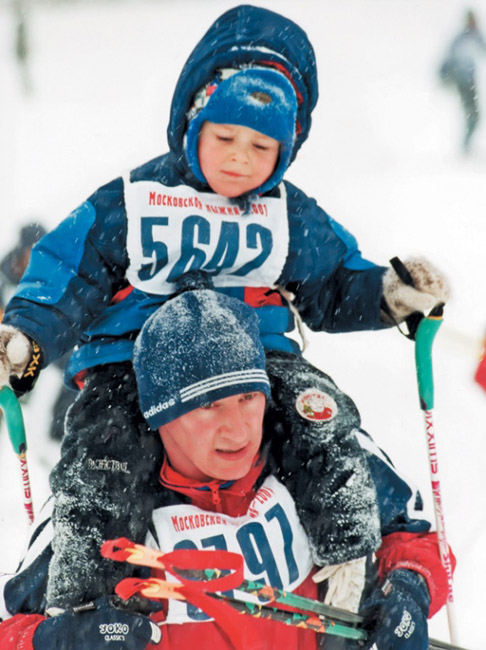 «Люблю с папой кататься на лыжах!». Юрий Каминский преодолевает один из подъёмов на «Московской лыжне-2001» вместе с сыном Кириллом на плечах.
 фото: из семейного архива.