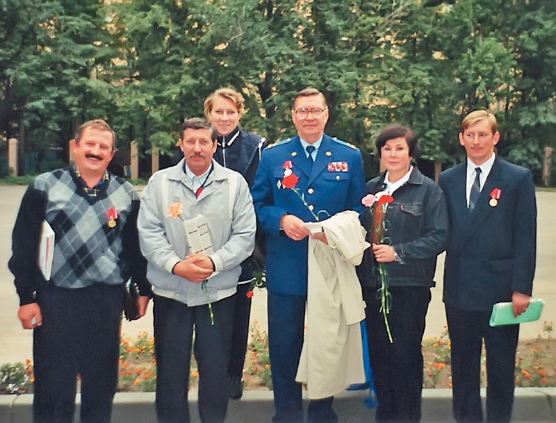 Москва, 1997 год. Сотрудники СДЮШОР «Бабушкино» на вручении медалей «В память о 850-летии Москвы». Слева направо: А.Н.Метельский (ныне — директор СДЮШОР «Бабушкино»), Н.П.Машков, заслуженный тренер России, тренер Елены Бурухиной, Е.Г.Гордеева, Е.И.Казаков, заслуженный мастер спорта, полковник в отставке, экс-президент Федерации лыжных гонок Москвы, бессменный руководитель и отец-вдохновитель СДЮШОР «Бабушкино», О.Ф.Чемезова и Ю.М.Каминский.
 фото: из семейного архива.