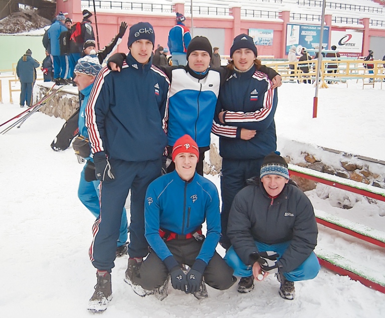 Новосибирск, 2005 год. Виталий Шилов, Евгений Уфтиков, Евгений Прокопьев (стоят слева направо), Никита Крюков и Юрий Каминский (сидят слева направо) на Кубке Сибири.
 фото: из семейного архива.