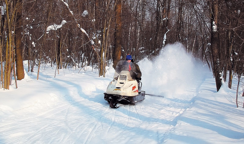 Снегоход с навесными орудиями — хорошее бюджетное решение для малых лыжных центров. фото: Сергей Коновалов