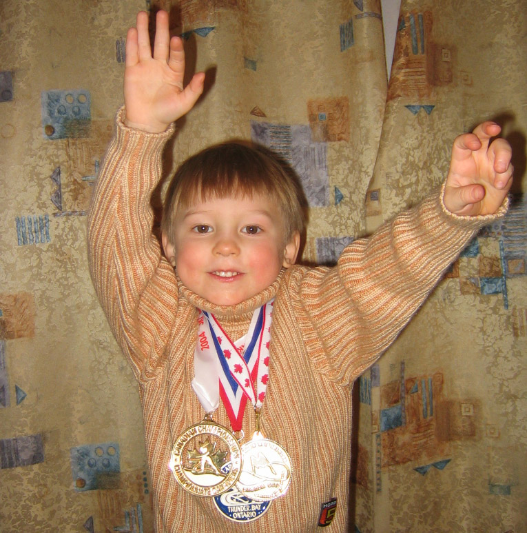 Сын Ивана Бабикова Сергей – с папкиными медалями на груди.