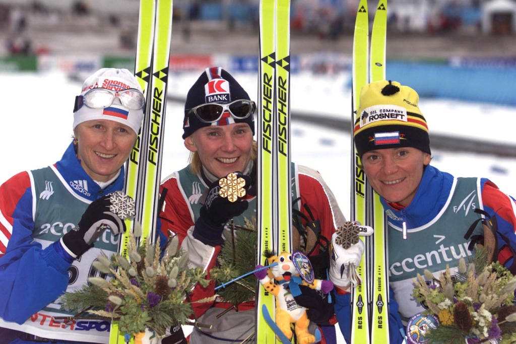 Ольга Данилова, Бенте Скари и Лариса Лазутина с медалями чемпионата мира в Лахти. 2001 год.