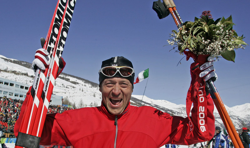 Лыжи. Ликующий Михаил Ботвинов на финише 50-километровой гонки на Олимпиаде в Турине, где он стал бронзовым призёром. Фото Atomic