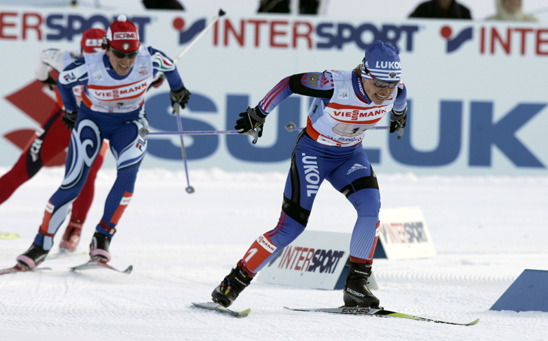 Лыжи. Евгения Медведева и Сабина Вальбуса на третьем этапе эстафетной гонки 4х5 км  на чемпионате мира в Саппоро. Фото Fischer.