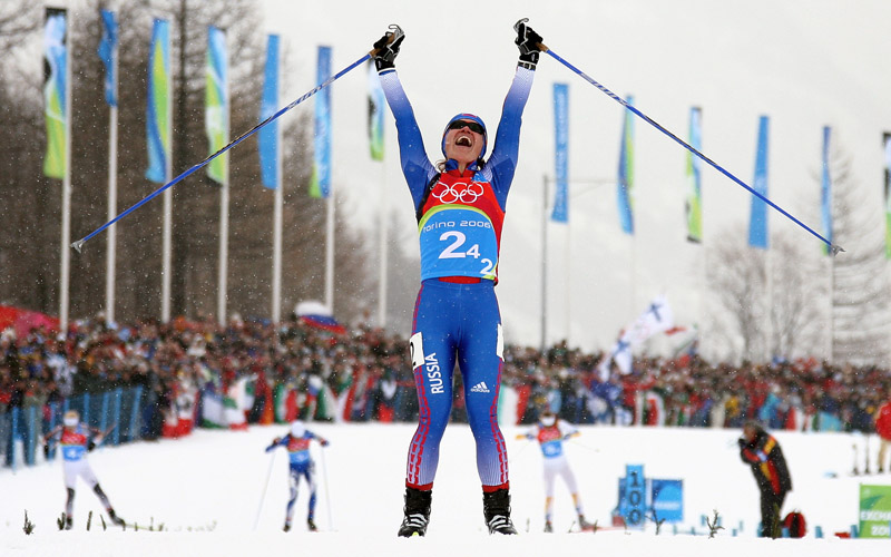 Лыжи. Евгения Медведева на финише эстафеты 4х5 км в Турине. Есть олимпийское «золото»! Фото Reuters.