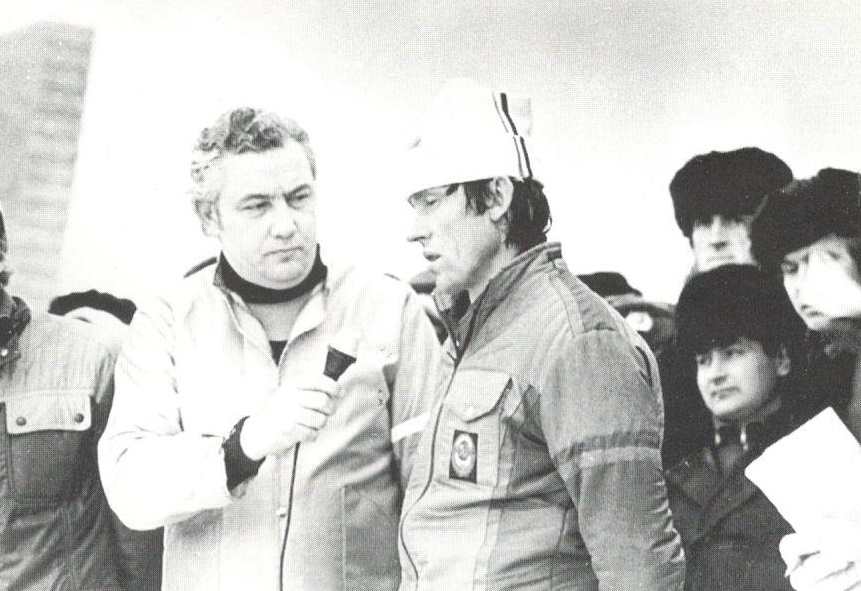 Из архива "Л.С." Победитель чемпионата страны в 50-километровой гонке Сергей Савельев даёт интервью корреспонденту 1-го канала Всероссийского телевидения Георгию Суркову.